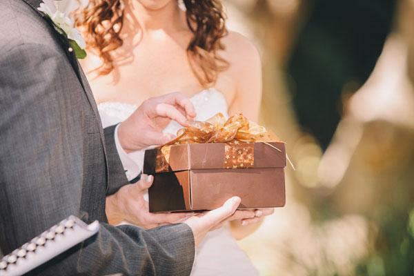 Как да направите подарък на пари за сватба със собствените си ръце?